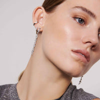 Sif Jakobs Ellera Piccolo øreringe i 925 sterling sølv med hvide zirkonia sten, 11 mm., set på model