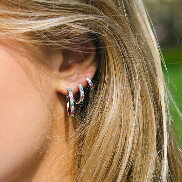 Sif Jakobs Ellera Piccolo øreringe i sterling sølv med pastelfarvet zirkonia sten, 11 mm., set på model