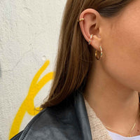 Sif Jakobs Ellera X-Grande øreringe i forgyldt sølv med pastelfarvet sten 24 mm., set på model