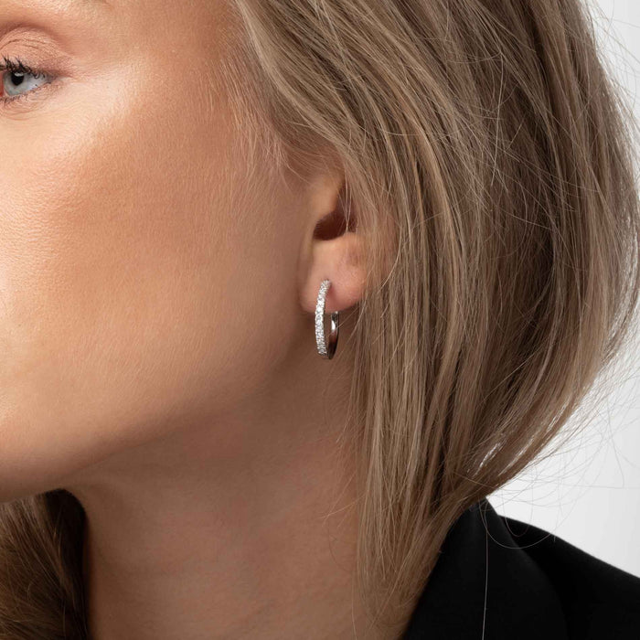 Sif Jakobs Ellera Grande øreringe i 925 sterling sølv med hvide zirkonia, 18 mm., set på model