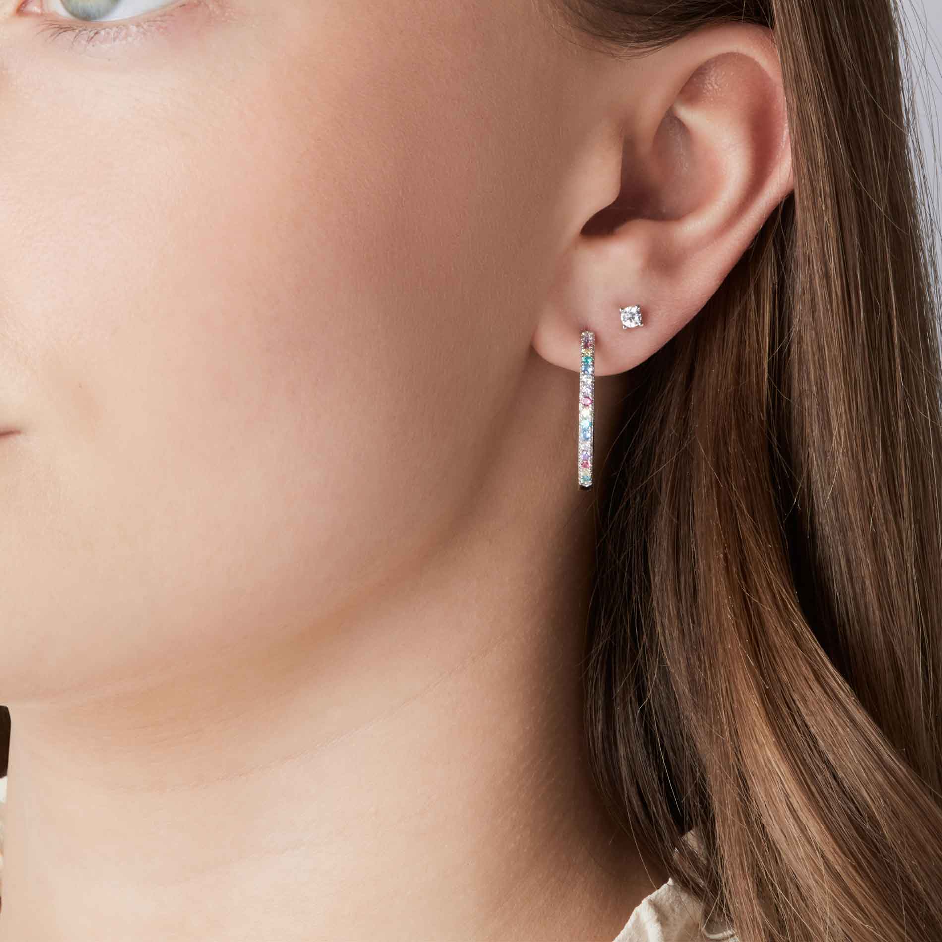 Sif Jakobs Princess Piccolo ørestikker i sølv, set på model