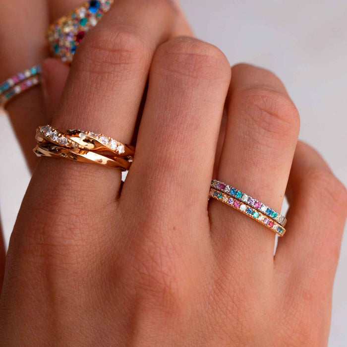 Sif Jakobs Ellera ring i forgyldt med pastelfarvet sten, set på model