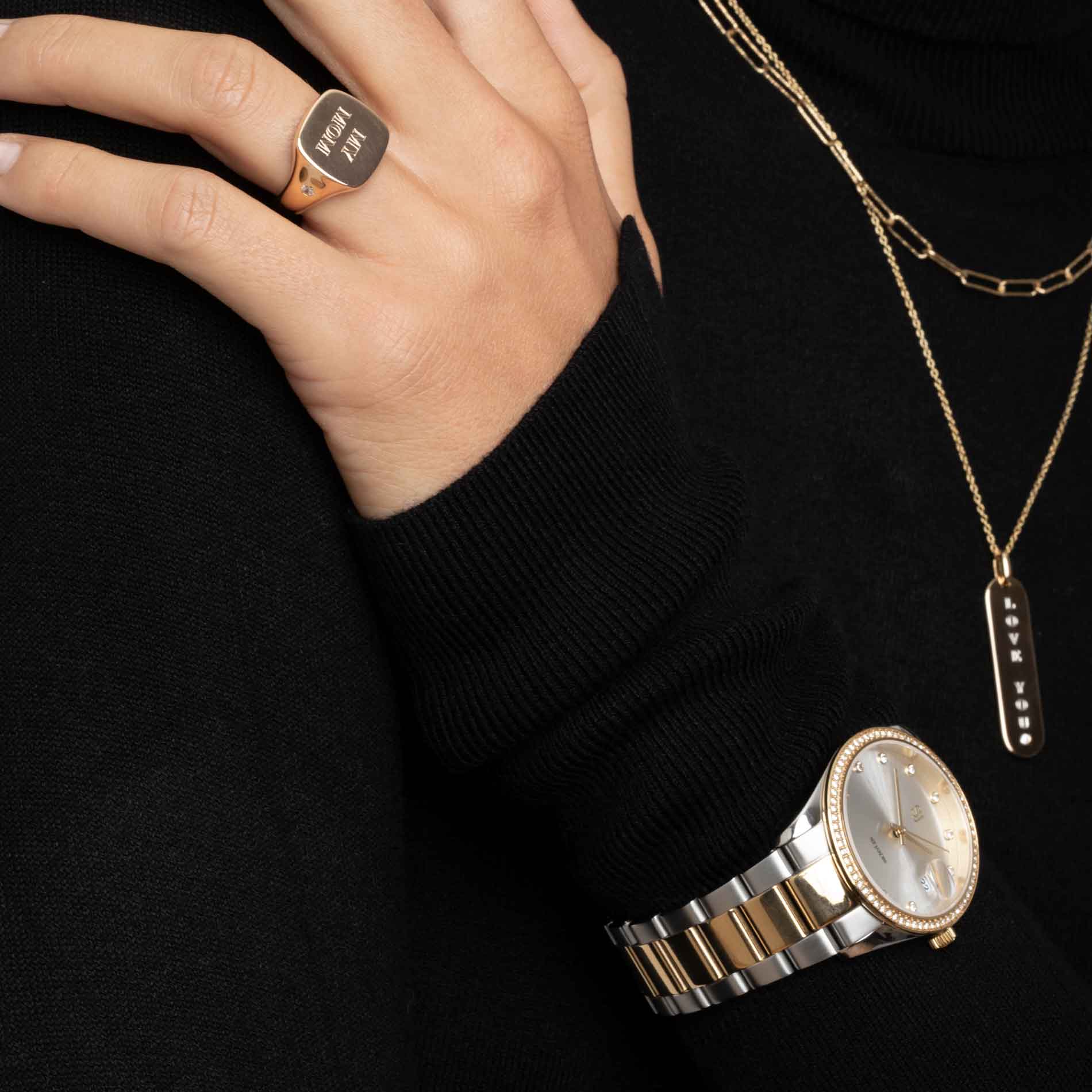 Sif Jakobs Electra ur i two-tone guld/stål med zirkonia sten rundt kransen, set på model