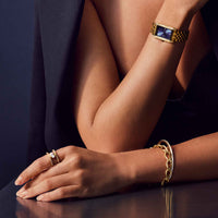 Sif Jakobs Martina ur i guld stål med blå skive, set på model