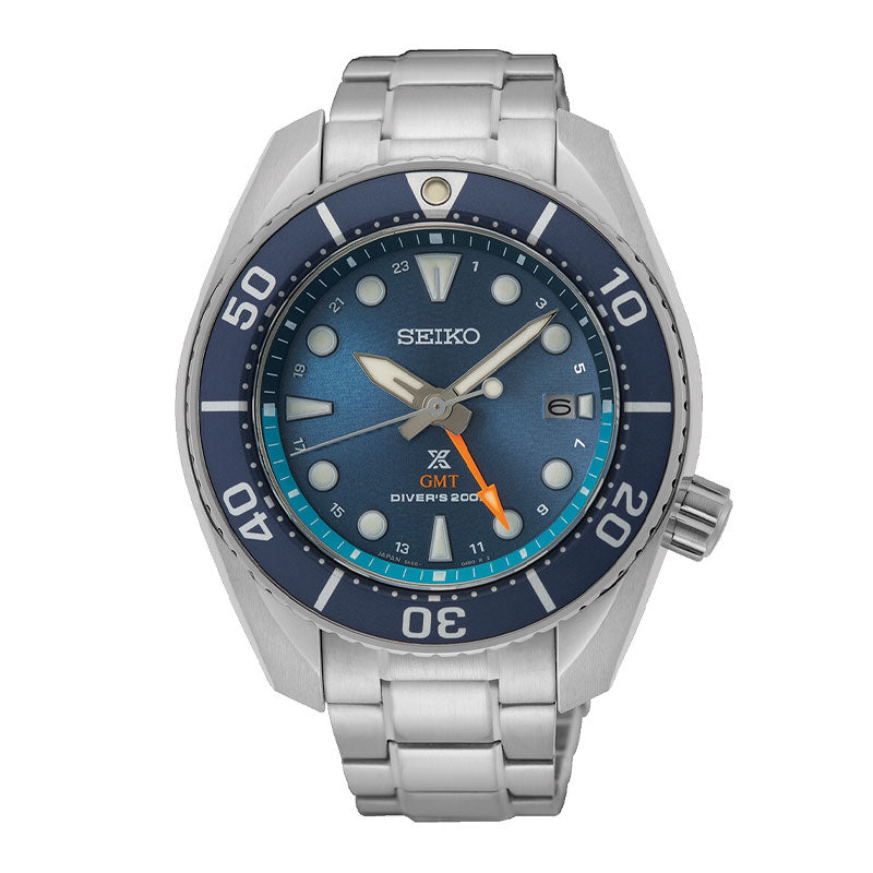 Seiko herreur i stål med blå urskive med orange GMT-viser og blå krans. Uret ses forfra.