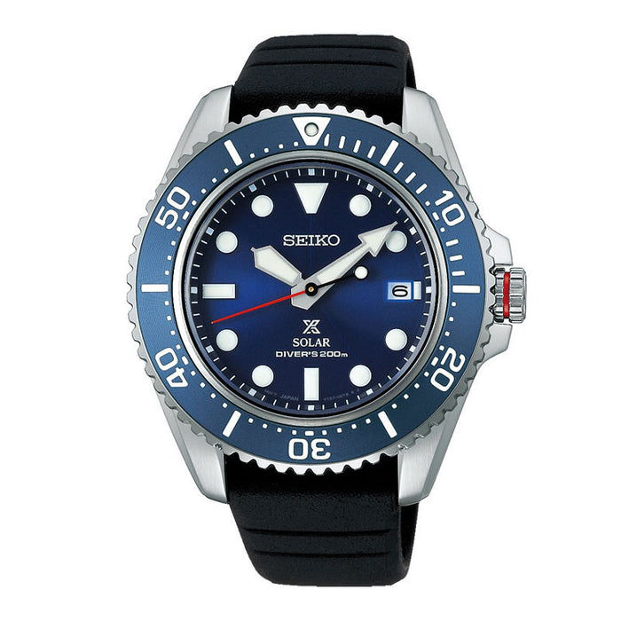 Seiko herreur i stål med blå urskive og blå krans. Uret har en sort solikonerem. Uret ses forfra.