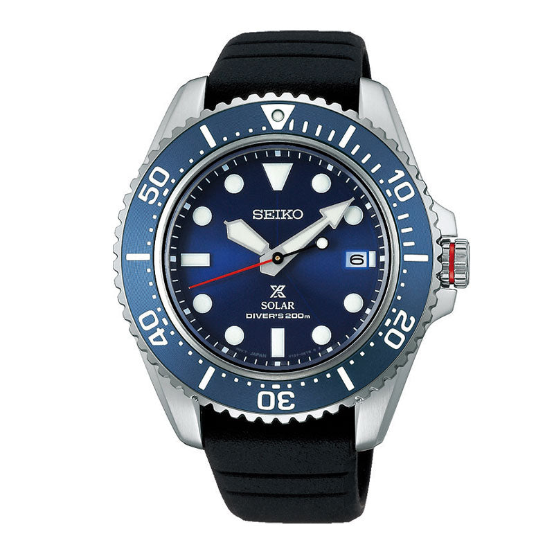 Seiko herreur i stål med blå urskive og blå krans. Uret har en sort solikonerem. Uret ses forfra.