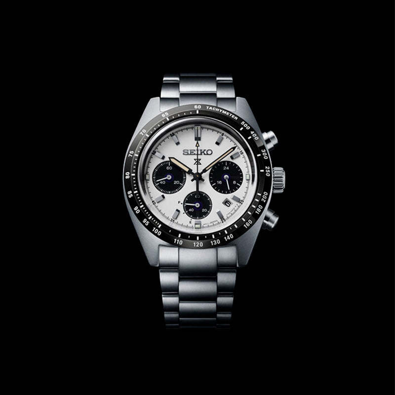 Seiko herreur i stål med hvid urskive med tre sorte chronographer. Uret ses på sort baggrund.