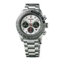 Seiko herreur i stål med hvid urskive med tre sorte chronographer. Uret har også sort urkrans. Uret ses forfra.