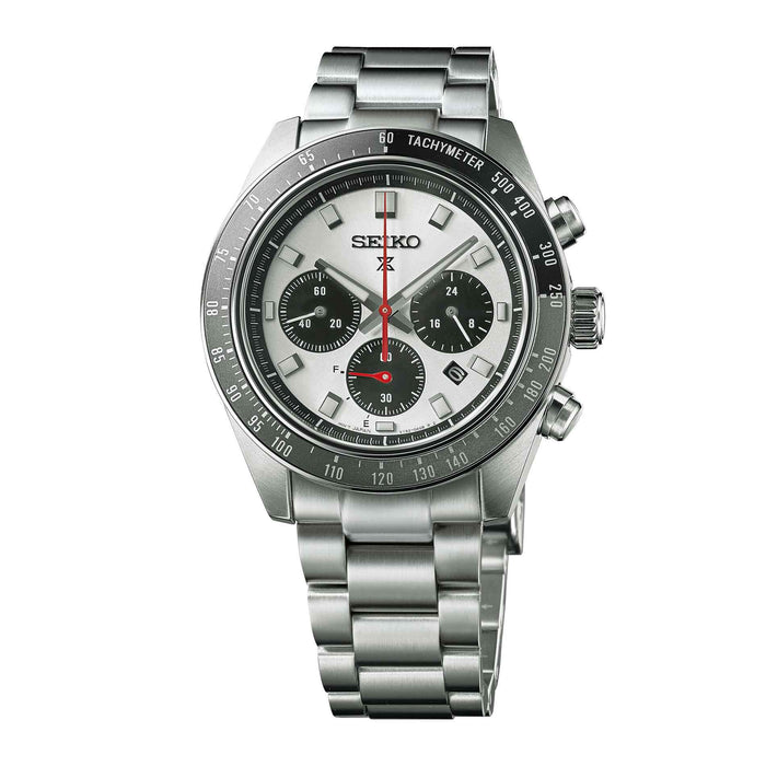 Seiko herreur i stål med hvid urskive med tre sorte chronographer. Uret har også sort urkrans. Uret ses forfra.