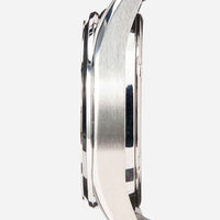 Seiko dameur i stål med sort læderrem. Uret ses fra siden.