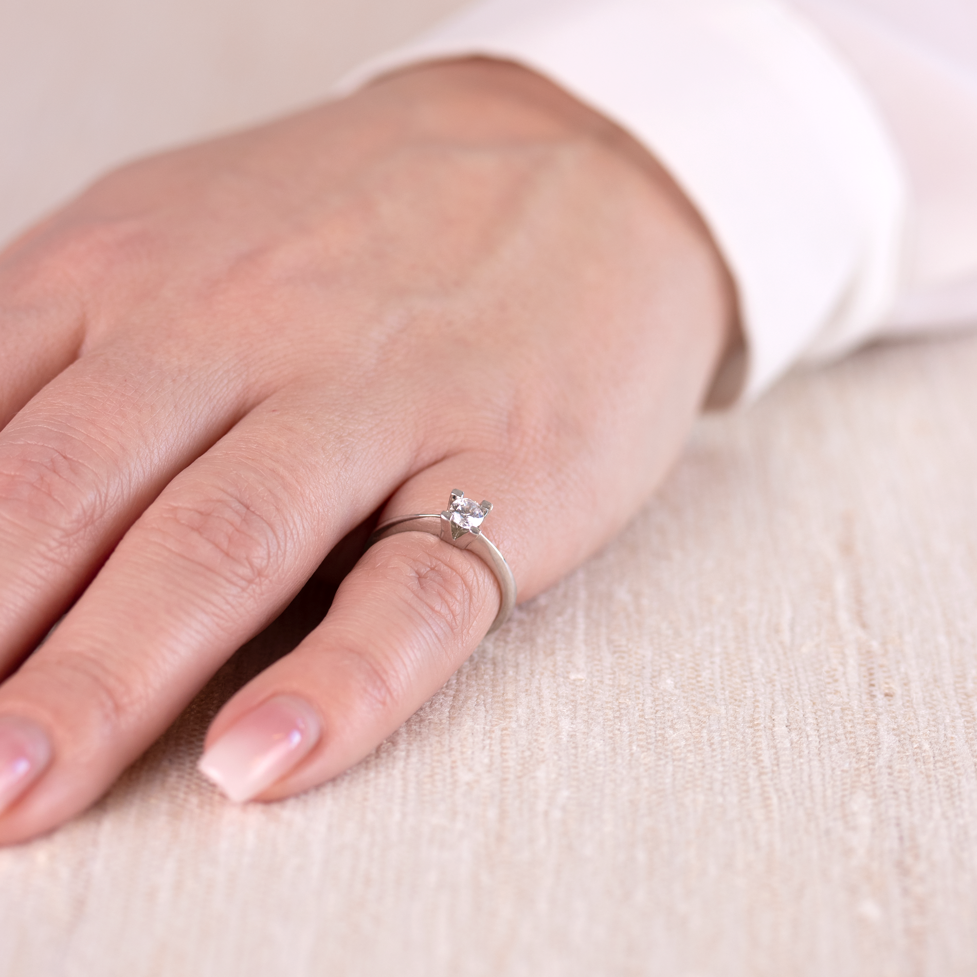 Solitaire ring i sølv med en klar zirkonia sten