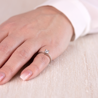 Solitaire ring i sølv med en klar zirkonia sten