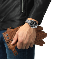 Tissot ur med sort skive på håndled