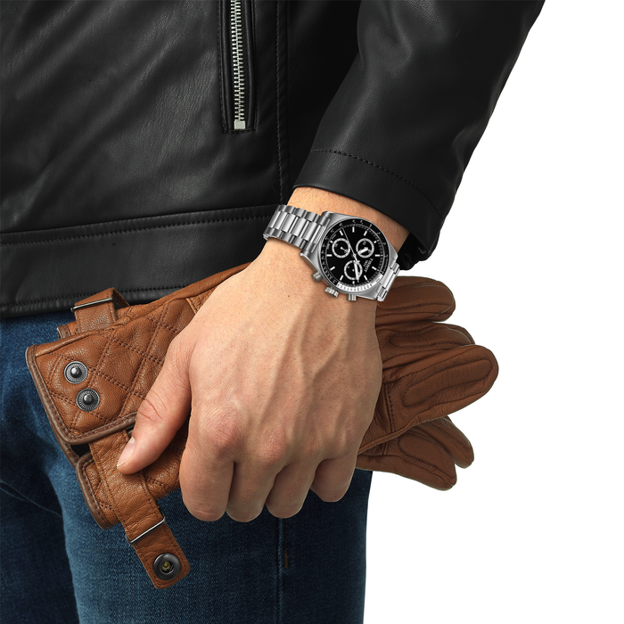 Tissot ur med sort skive på håndled