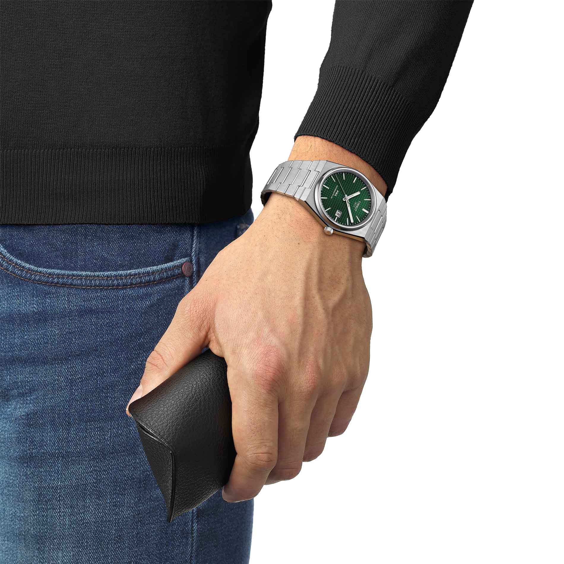 Klassisk automatisk herreur i stål med grøn skive fra Tissot, på håndled