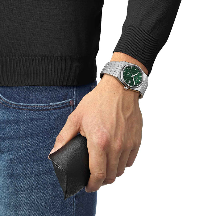 Klassisk automatisk herreur i stål med grøn skive fra Tissot, på håndled
