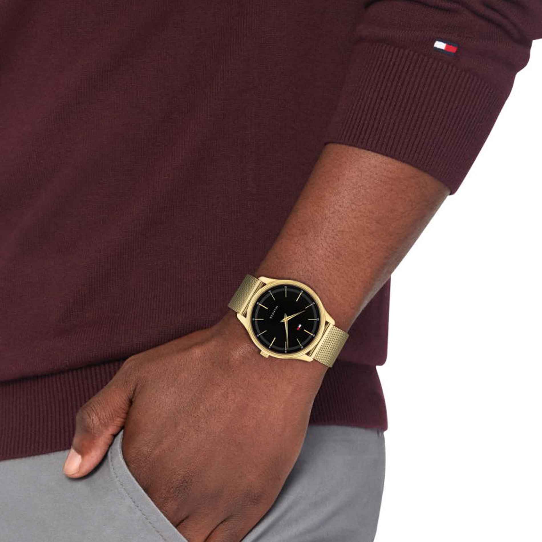 Guldtonet ur fra Tommy Hilfiger med sort skive, på model