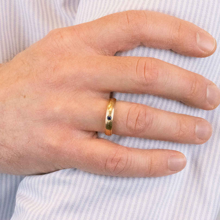 Vintage ring i 14 karat guld med en blå sten, på model