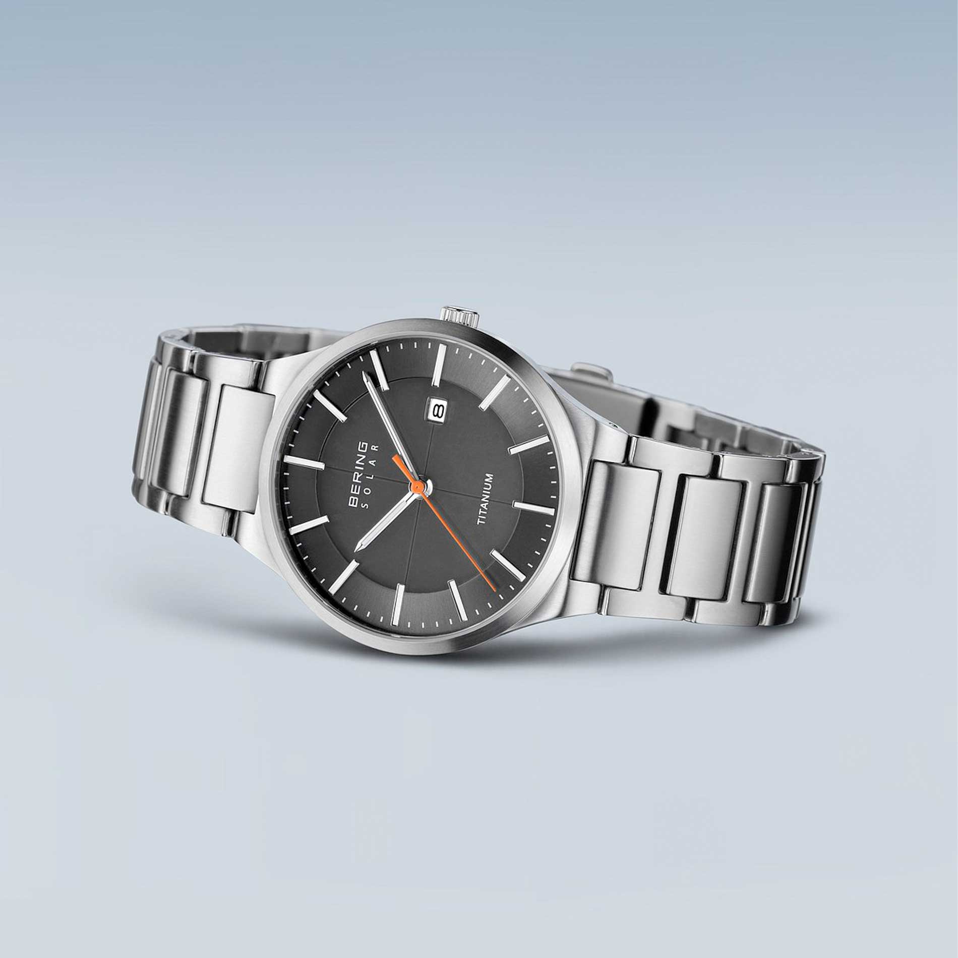 Solar ur med grå skive lavet i titanium fra Bering