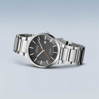 Solar ur med grå skive lavet i titanium fra Bering