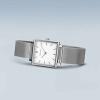 Firkantet ur i stål med hvid skive fra Bering