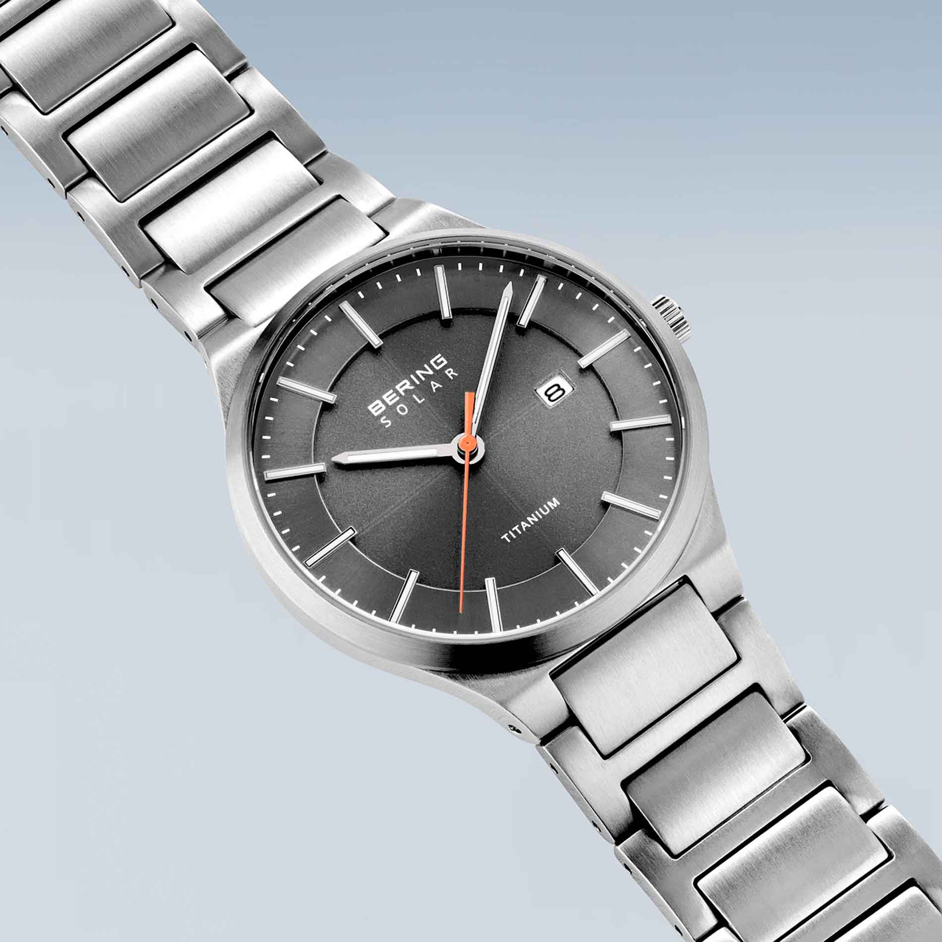 Solar ur med grå skive lavet i titanium fra Bering