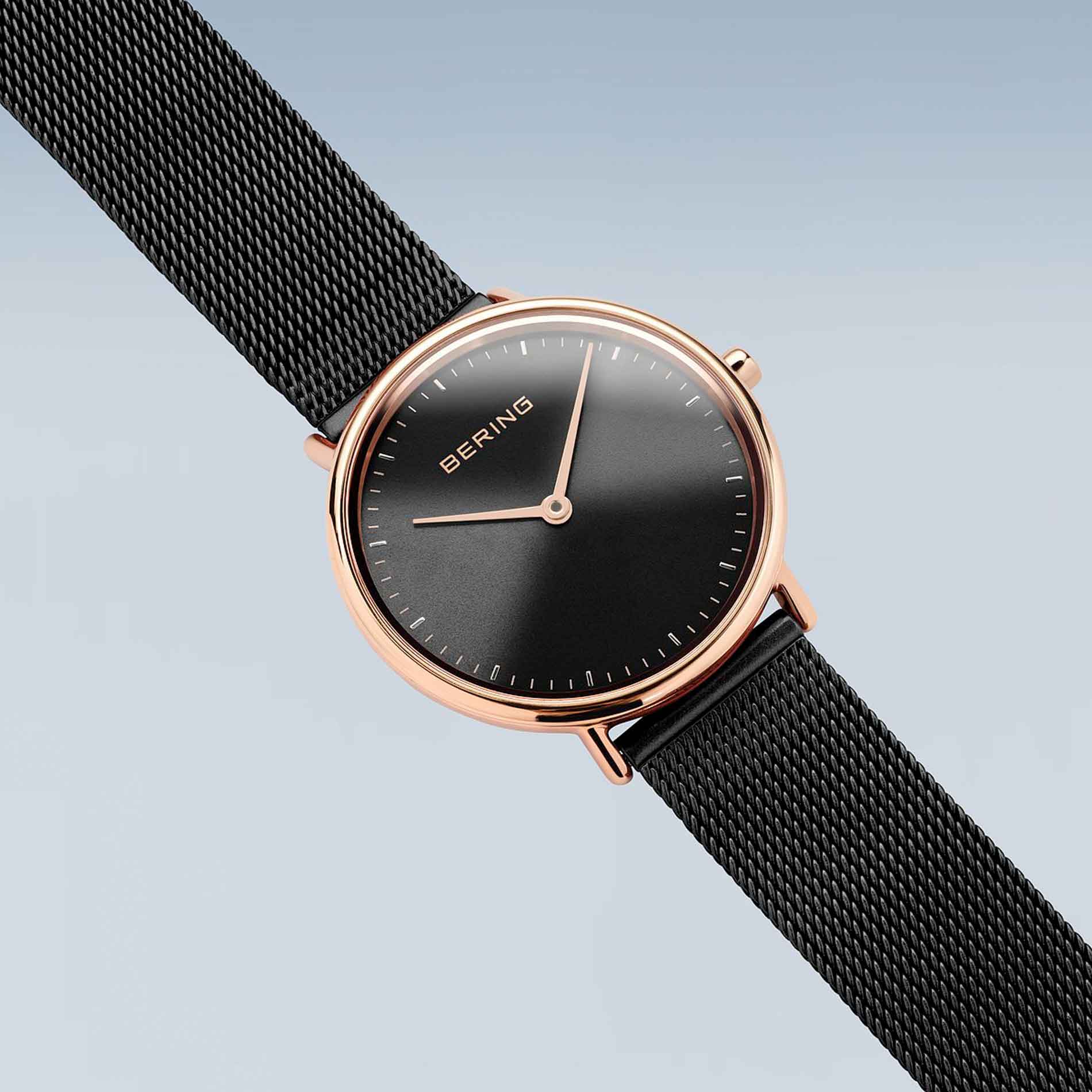Bering ur i sort stål med rosaguld detaljer