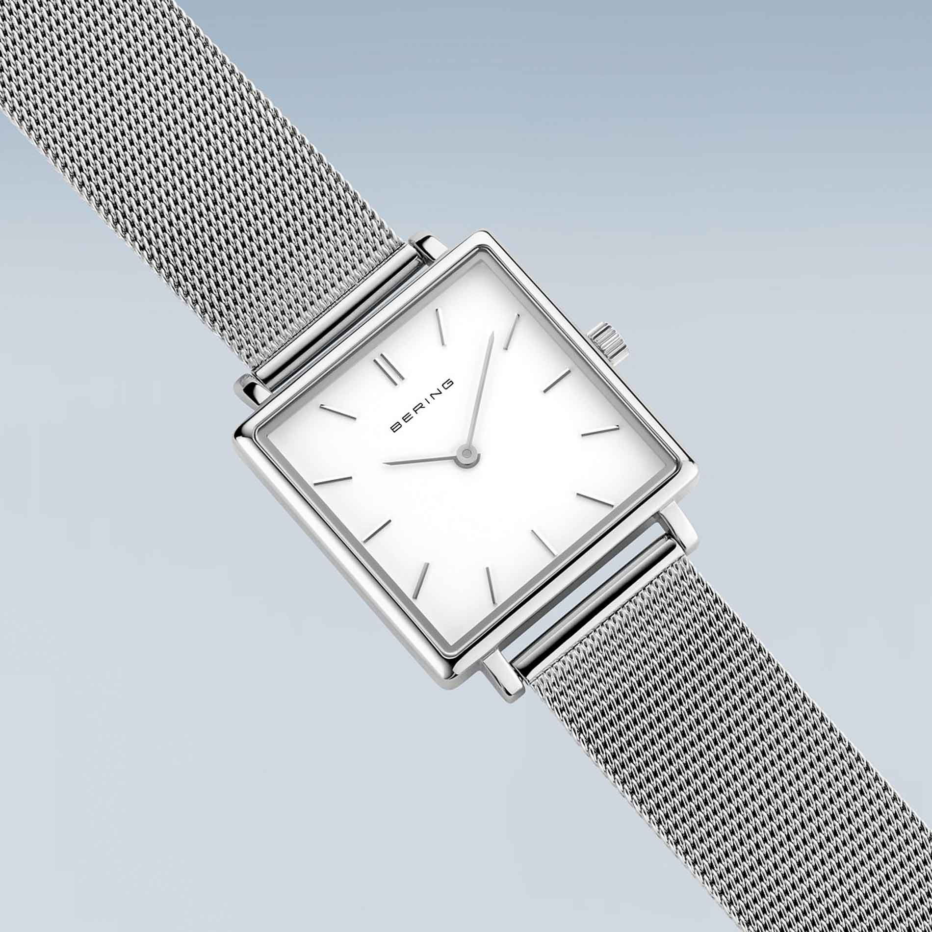 Firkantet ur i stål med hvid skive fra Bering