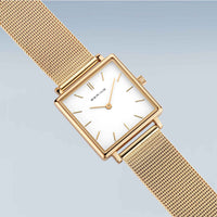 Firkantet ur i guldtonet stål med hvid skive fra Bering