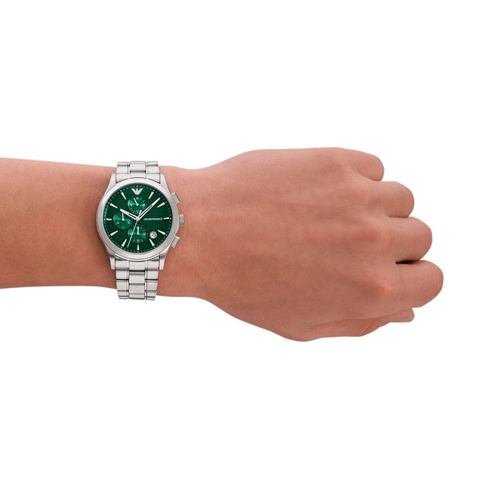 Emporio Armani Paolo AR11529 herreur i stål med grøn skive. Uret ses på håndledet af en mand.