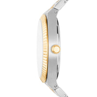 Fossil Scarlette dameur i stål med gyldne detaljer. Uret er set fra siden.