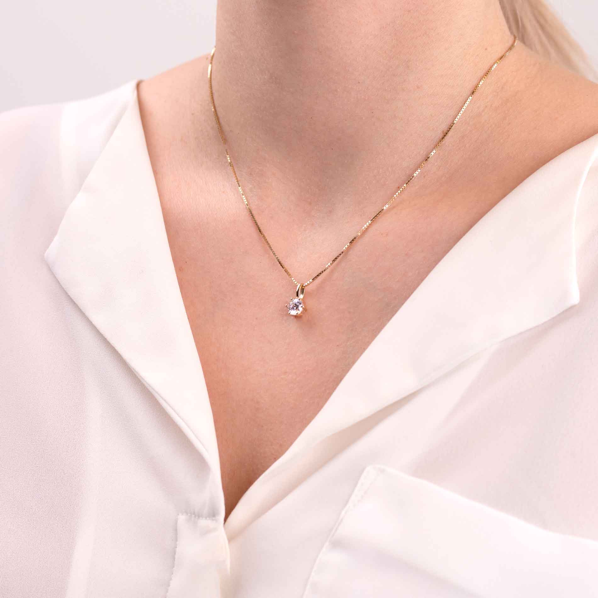 Solitairevedhæng i 8 karat guld med 7mm klar zirkonia sten på forgyldt kæde på model