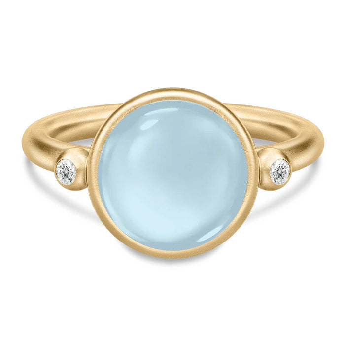 Forgyldt ring med en stor blå krystal og klare zirkonia fra Julie Sandlau