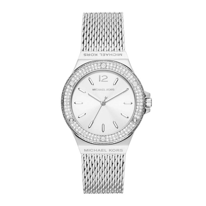 Sølvfarvet Michael Kors Lennox MK7337 dameur med sølvfarvet urskive og lænke. Uret har funklende sten på kransen og “Michael Kors” står skrevet på lænken på begge sider af kassen	. Uret er set forfra.