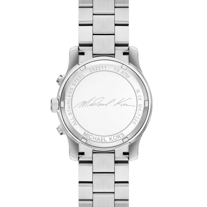 Michael Kors Runway MK7325 dameur i sølvfarvet stål med sølvfarvet skive. På skiven er der tre chronographer samt dato. Uret er signeret med "Michael Kors" på bagkassen. Uret er set bagfra med åben lænke.