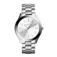 Michael Kors Slim Runway MK3178 dameur i rustfrit stål. Uret har en flot sølv-urskive med indeksmarkeringer på. Uret er set forfra.