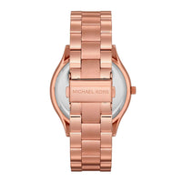 Michael Kors Slim Runway MK3178 dameur i rosafarvet rustfrit stål. Uret har en flot rosa urskive med indeksmarkeringer. Uret er set bagfra.