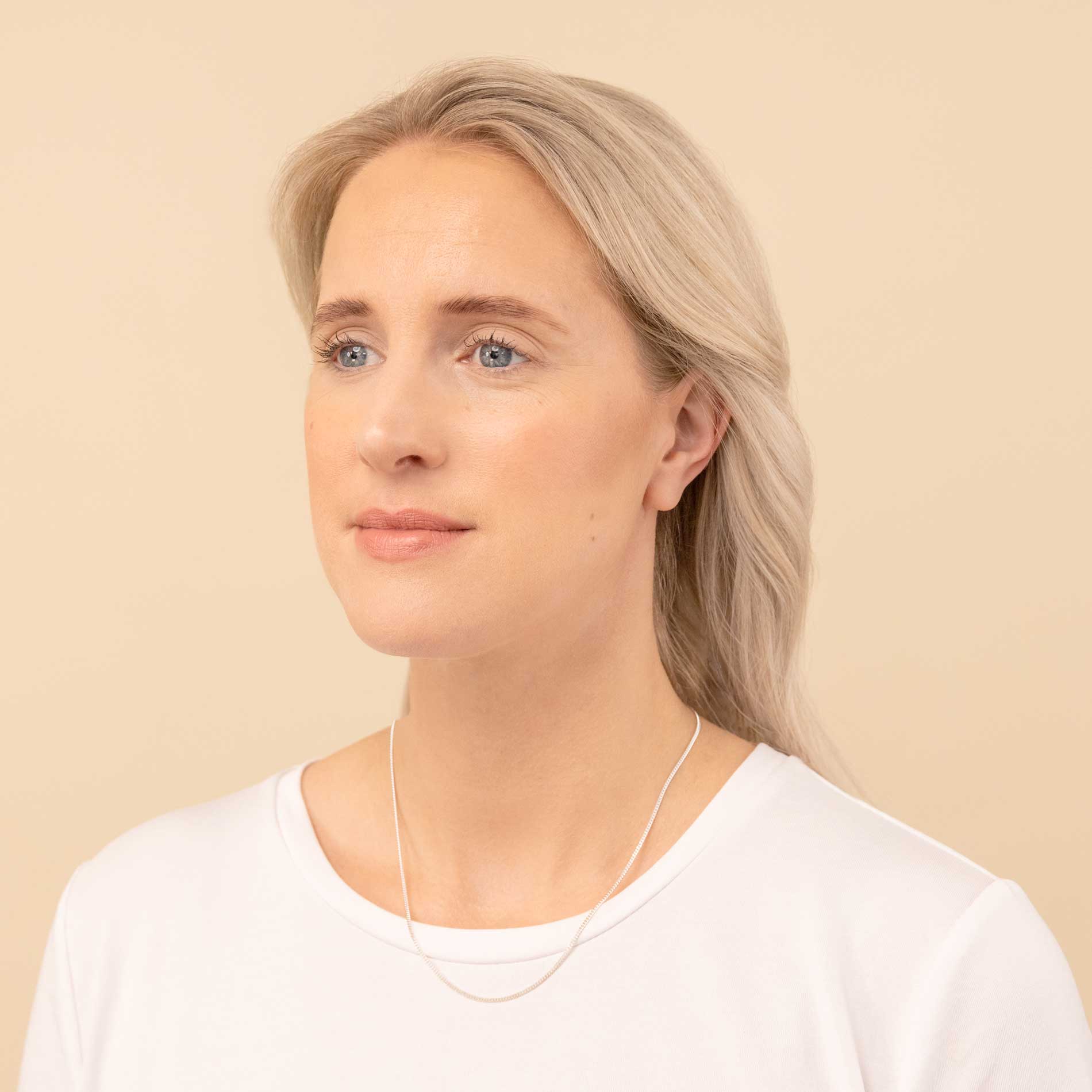 Panserkæde i hvidguld på model