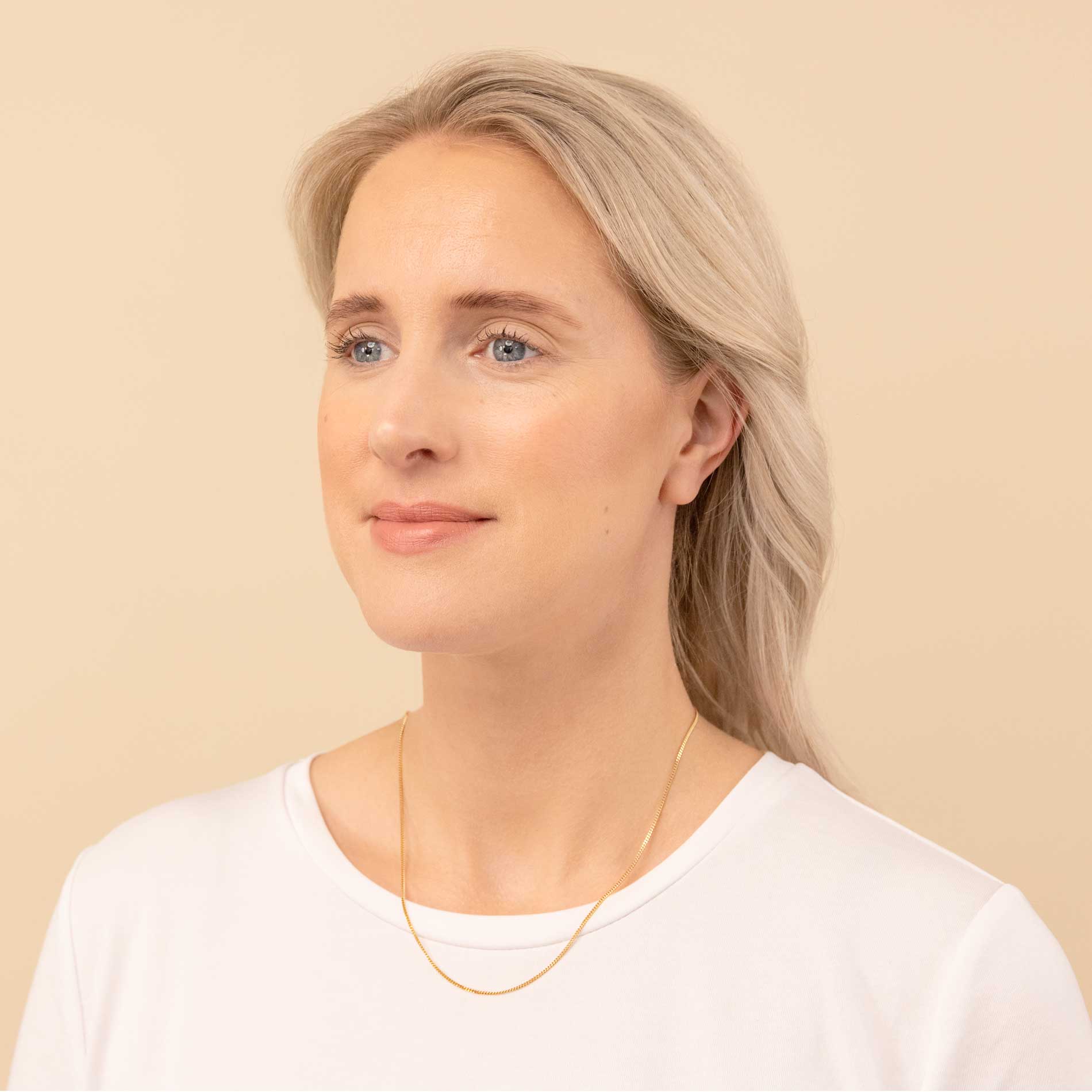 Panserkæde i guld på model