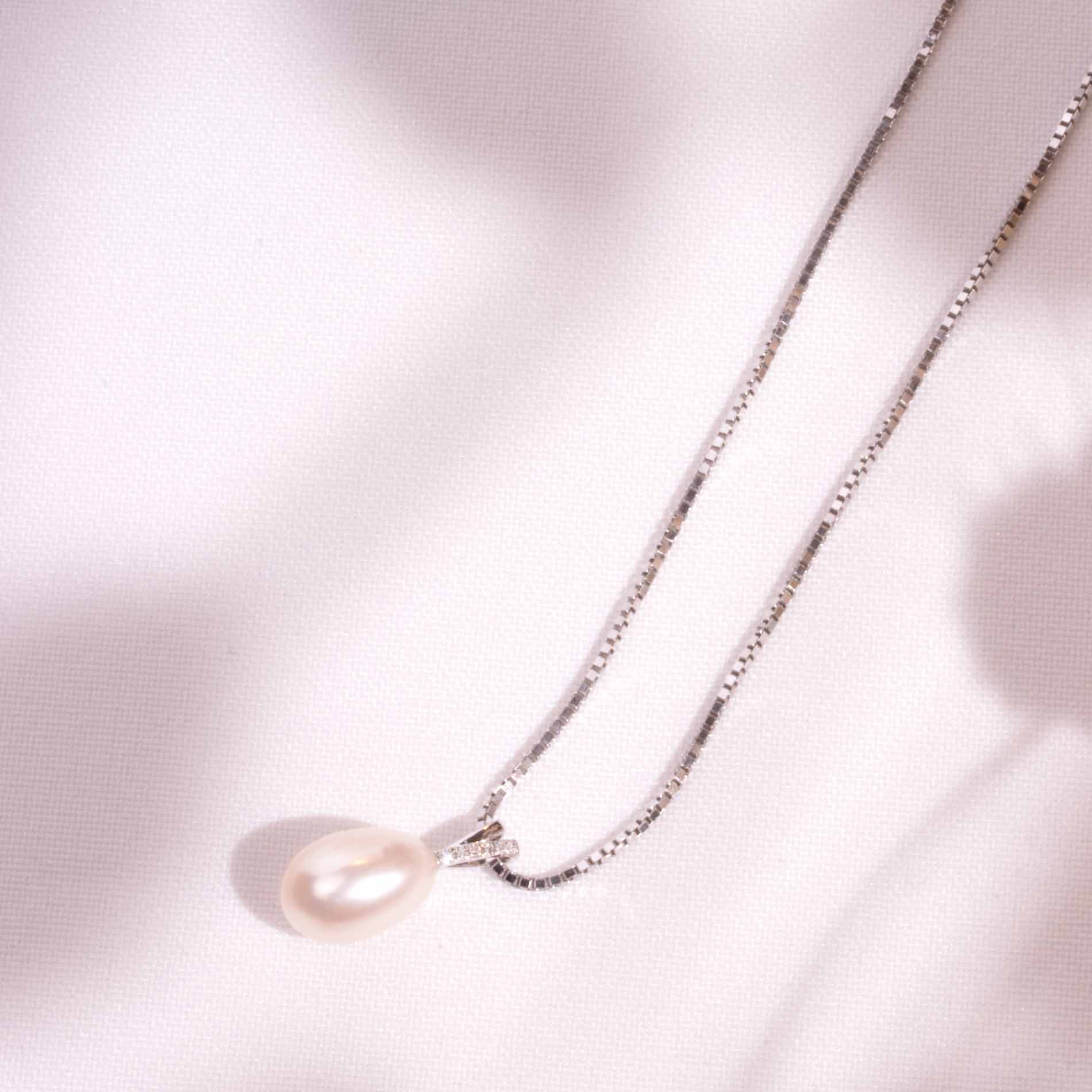Perlevedhæng i hvidguld med diamanter