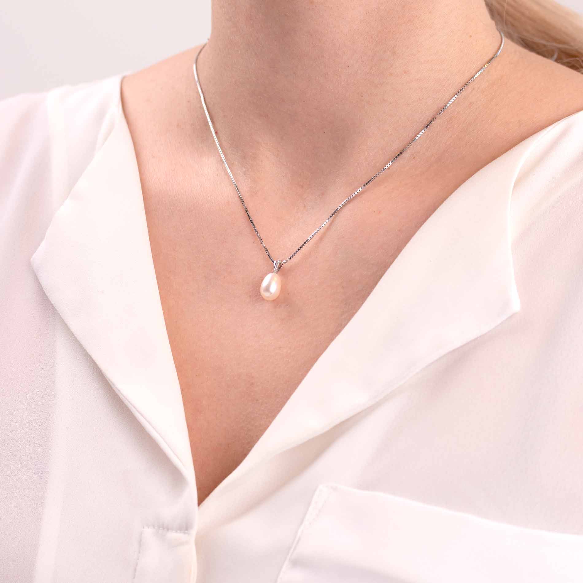 Perlevedhæng i hvidguld med diamanter på model