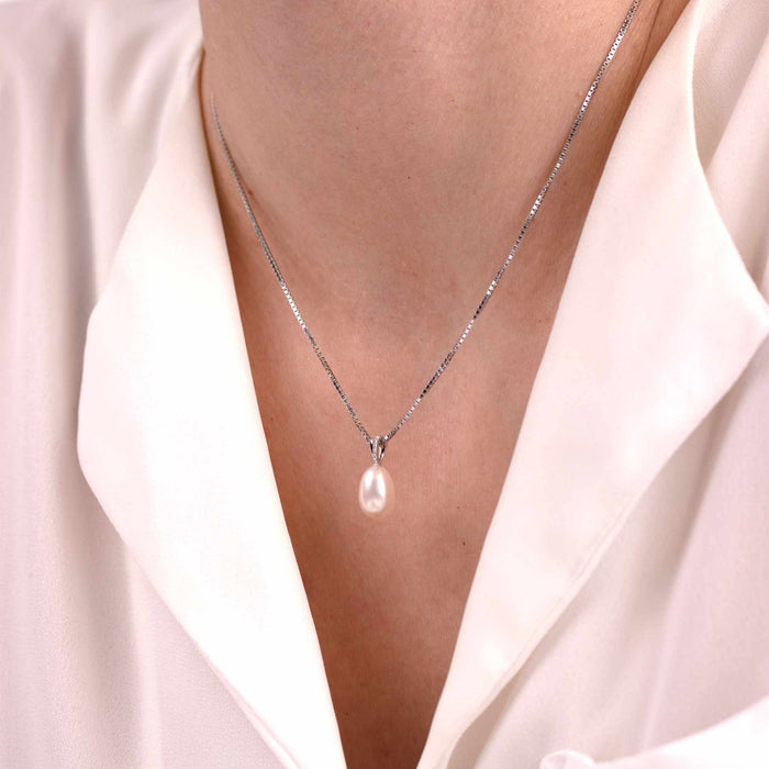 Perlevedhæng i hvidguld med diamanter på model