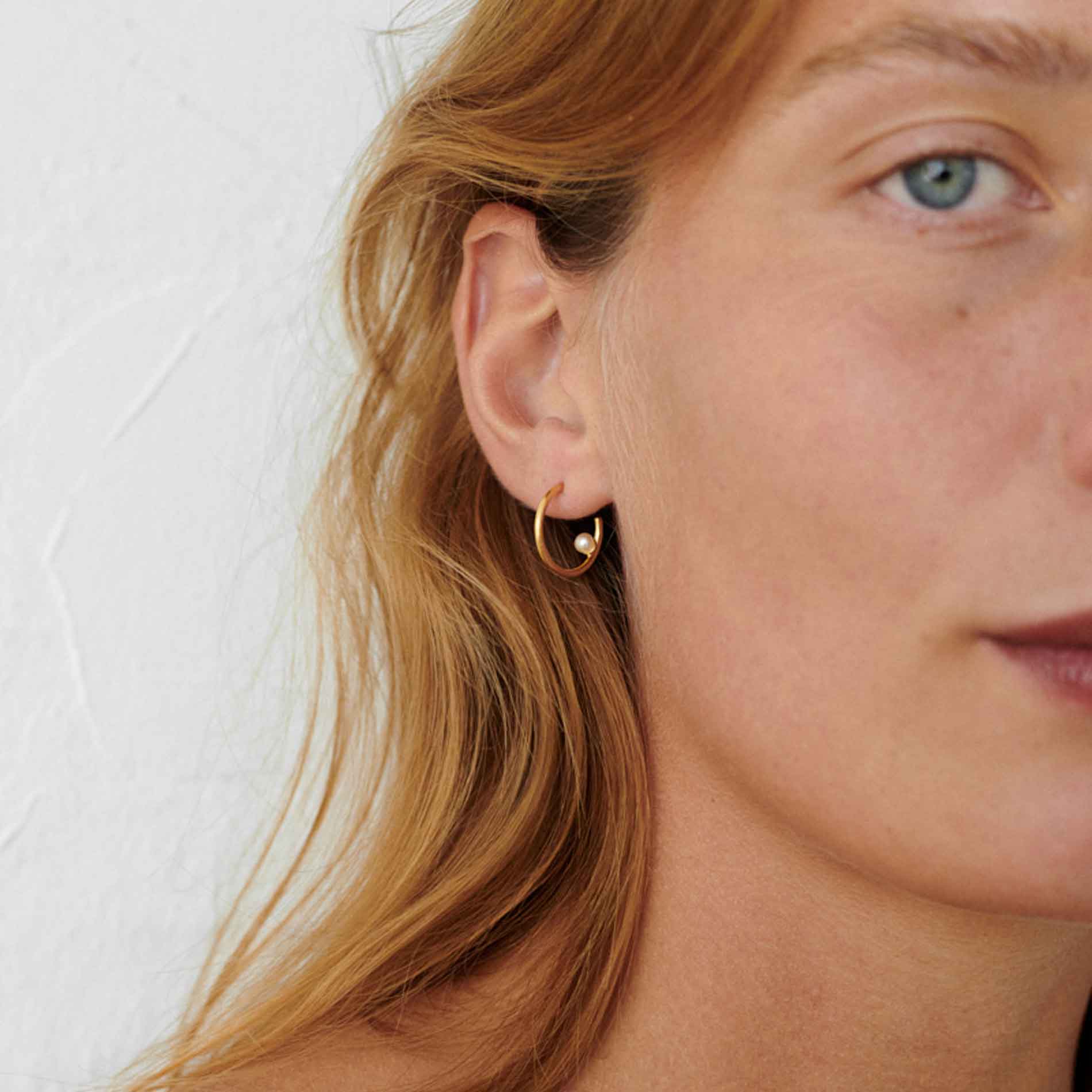 Pernille Corydon creoler i sølv med en enkelt perle