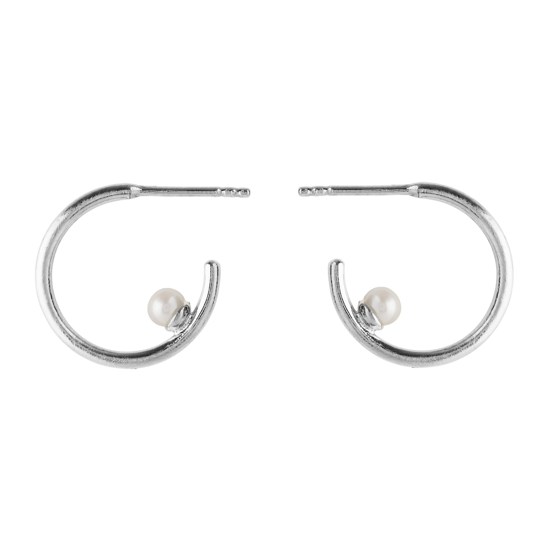 Pernille Corydon creoler i sølv med en enkelt perle