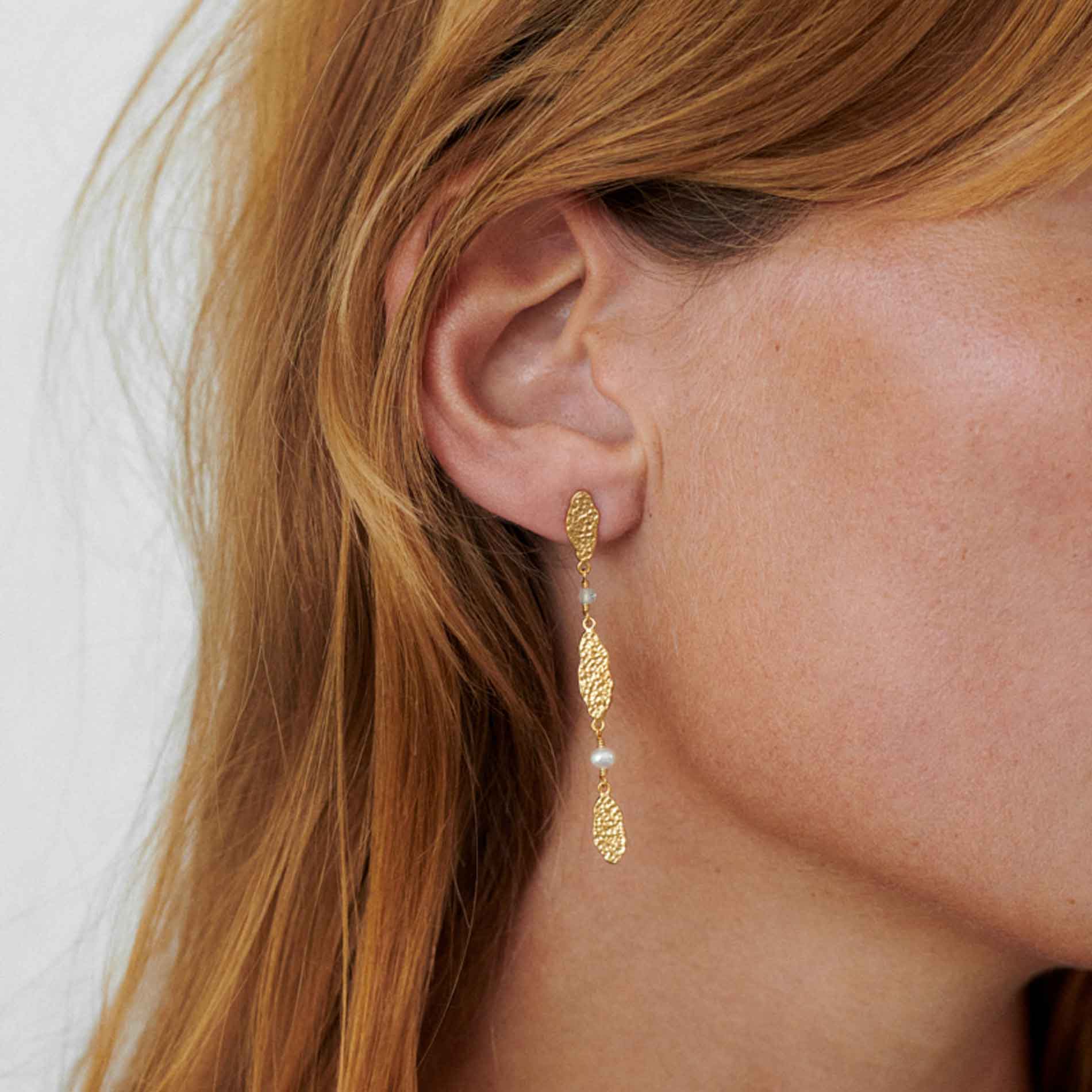 Sølv øreringe fra Pernille Corydon med hvide perler og akvamarin