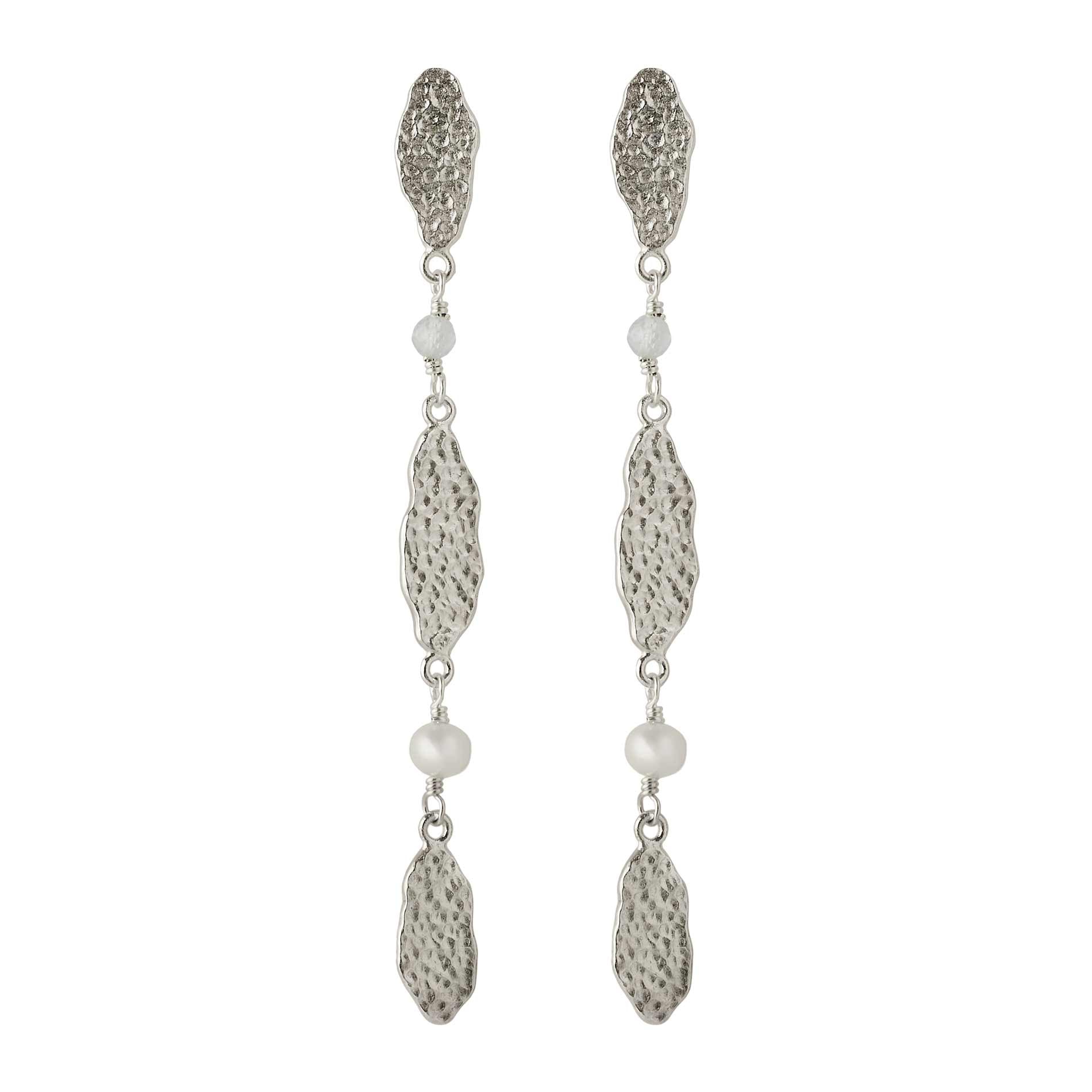 Sølv øreringe fra Pernille Corydon med hvide perler og akvamarin