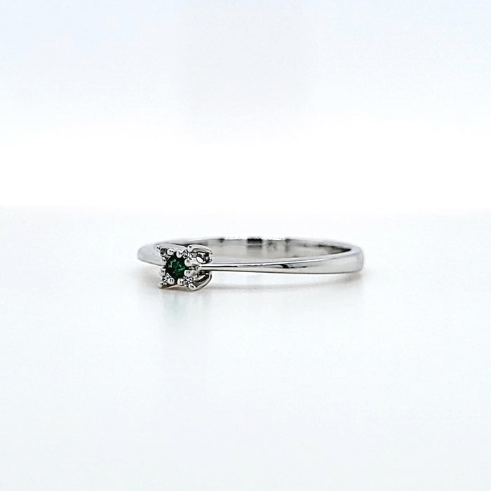 360 graders video af Ring i hvidguld med en grøn smaragd i midten og 4 diamanter omkring den