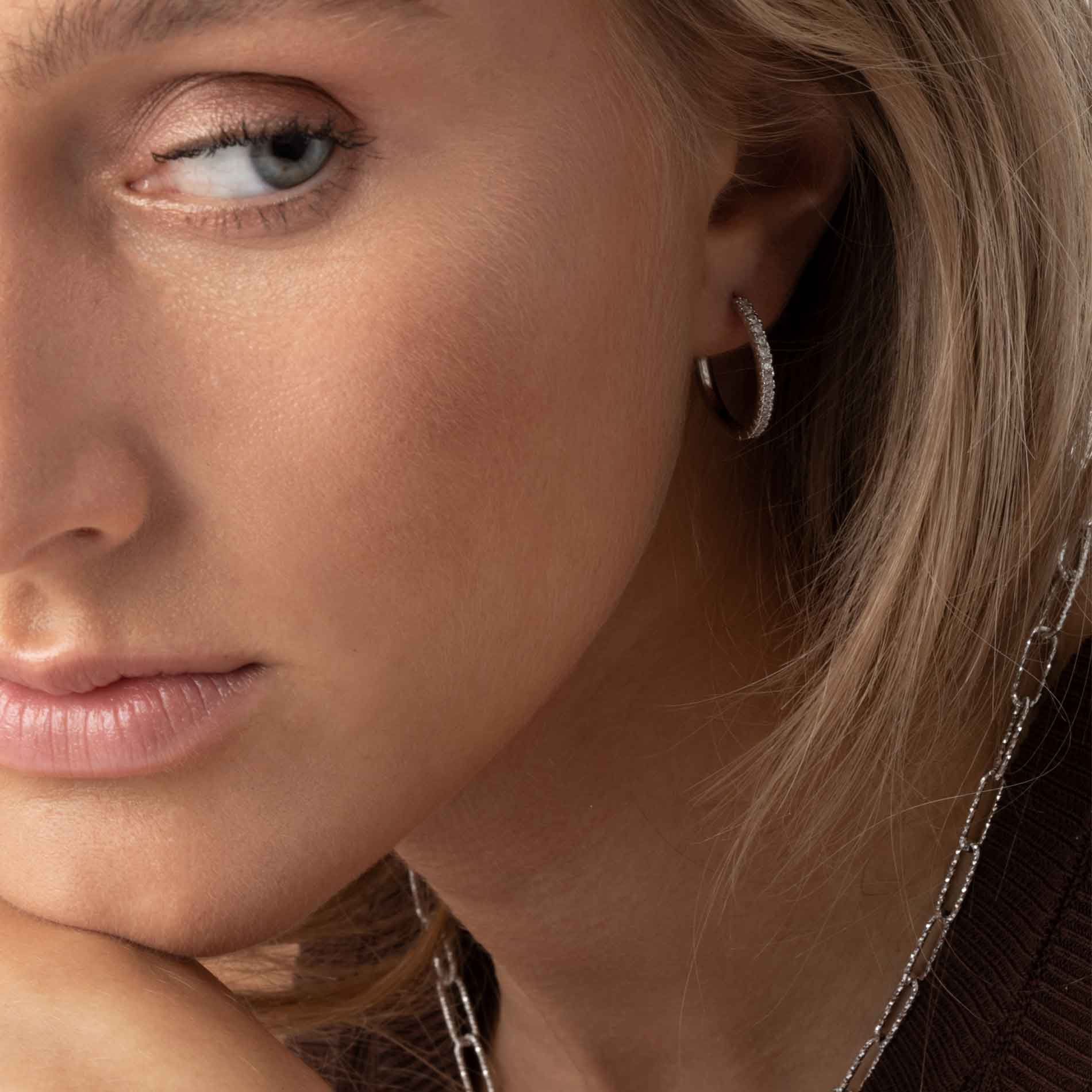 Sif Jakobs Ellera X-Grande øreringe i sterling sølv med hvide zirkonia, 24 mm. Set på model