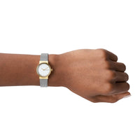 Skagen dameur i stål med meshlænke, funklende sten og guldfarvet urkasse. Uret ses på et håndled.